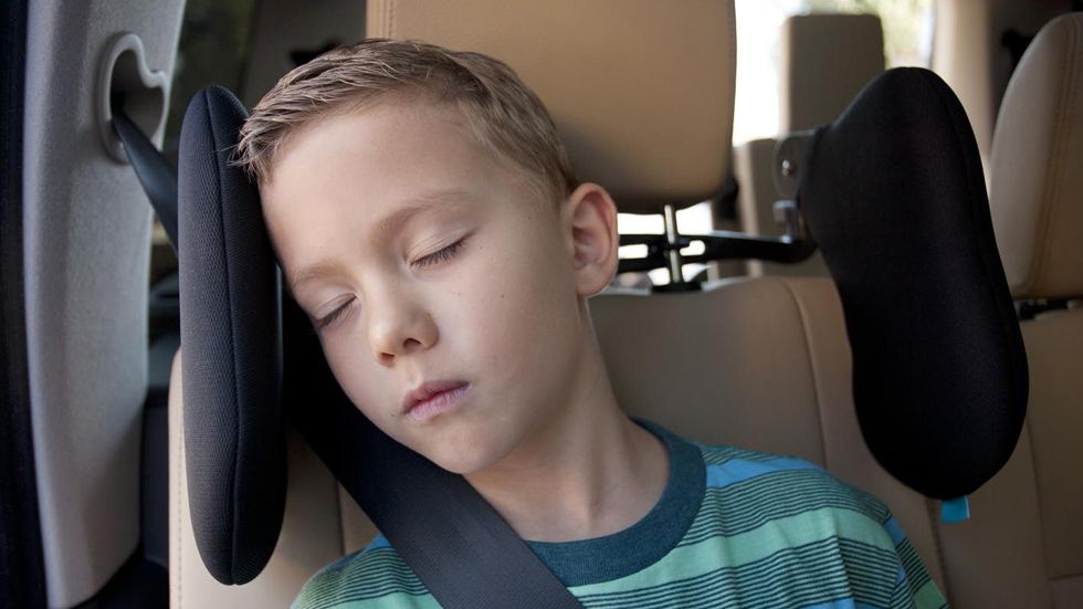 Evita los cabezazos: dormir en el coche es más fácil con el Smart Headrest 