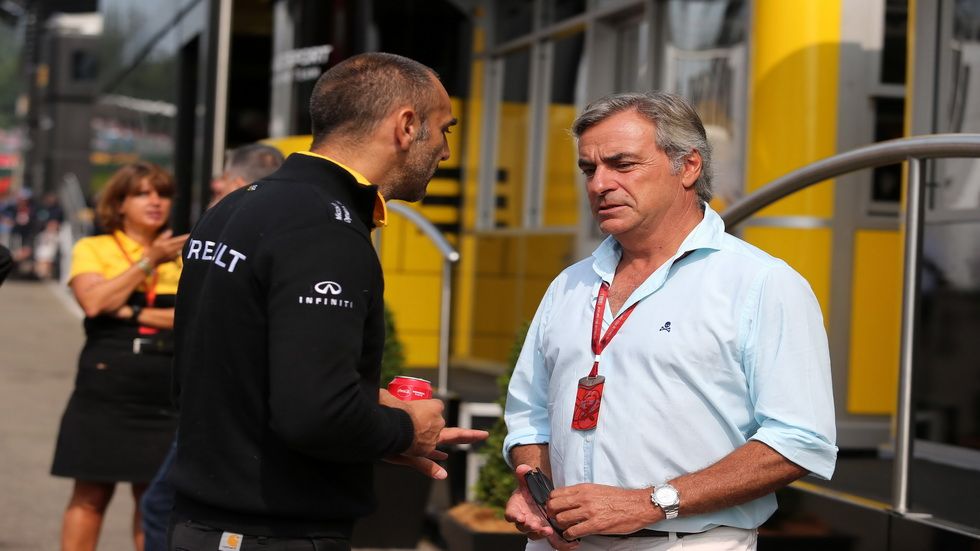 Carlos Sainz hablando con Cyril Abiteboul