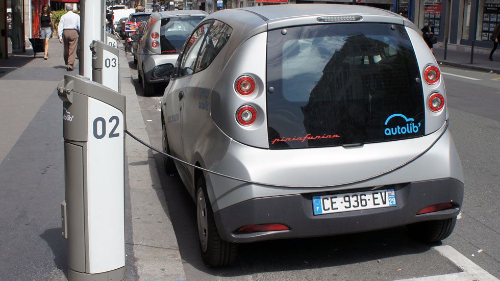 La movilidad eléctrica compartida fracasa en París: sus coches, al desguace