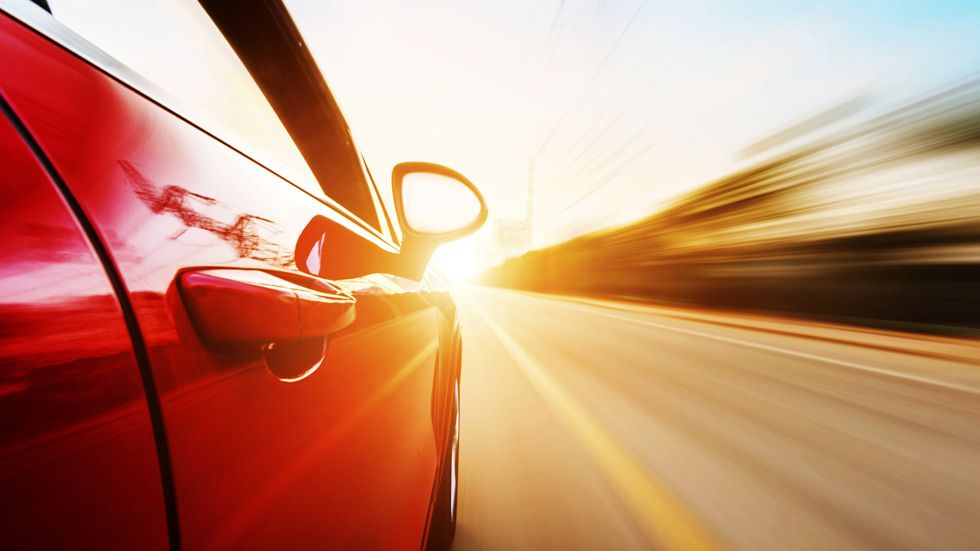 Haz click para ver nuestro vídeo sobre los peligros del deslumbramiento al volante.