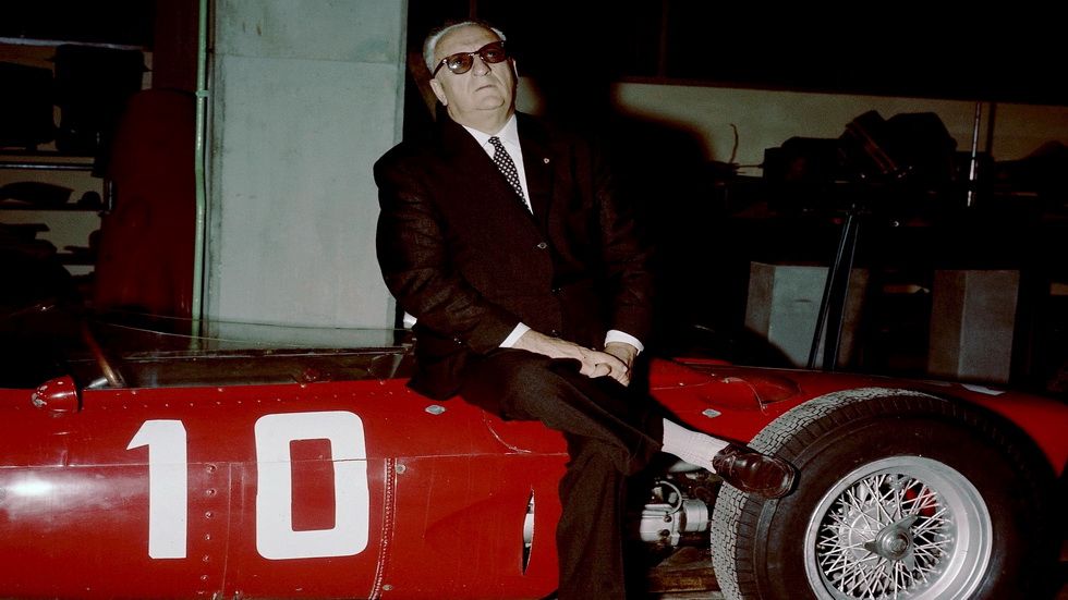 Enzo Ferrari sobre uno de sus monoplazas