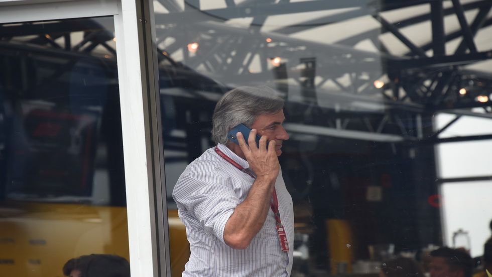 Carlos Sainz padre al teléfono. Seguro que así se ha pasado gran parte de este parón estival