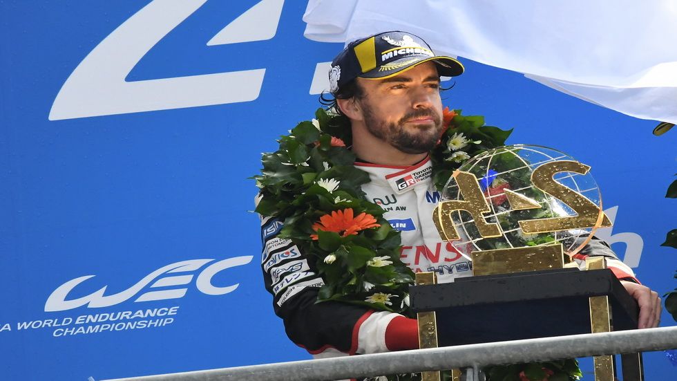 Alonso en el podio tras ganar las 24 Horas de Le Mans