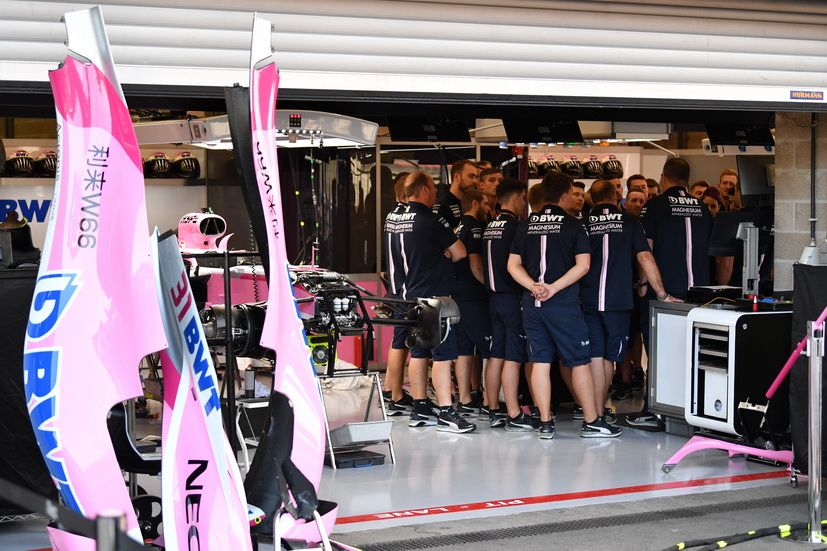Miembros del equipo Force India dentro de su garaje esta mañana en Spa
