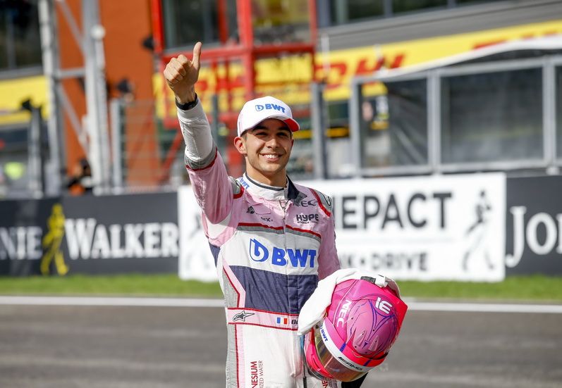 Esteban Ocon saludando al público tras su tercera posición en calificación