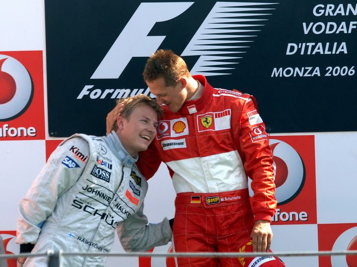 Schumacher en el podio junto a Raikkonen tras ganar el GP de Italia en 2006