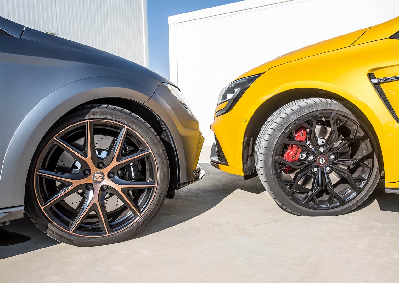 Renault Megane RS frente a Seat León Cupra R: duelo en casa