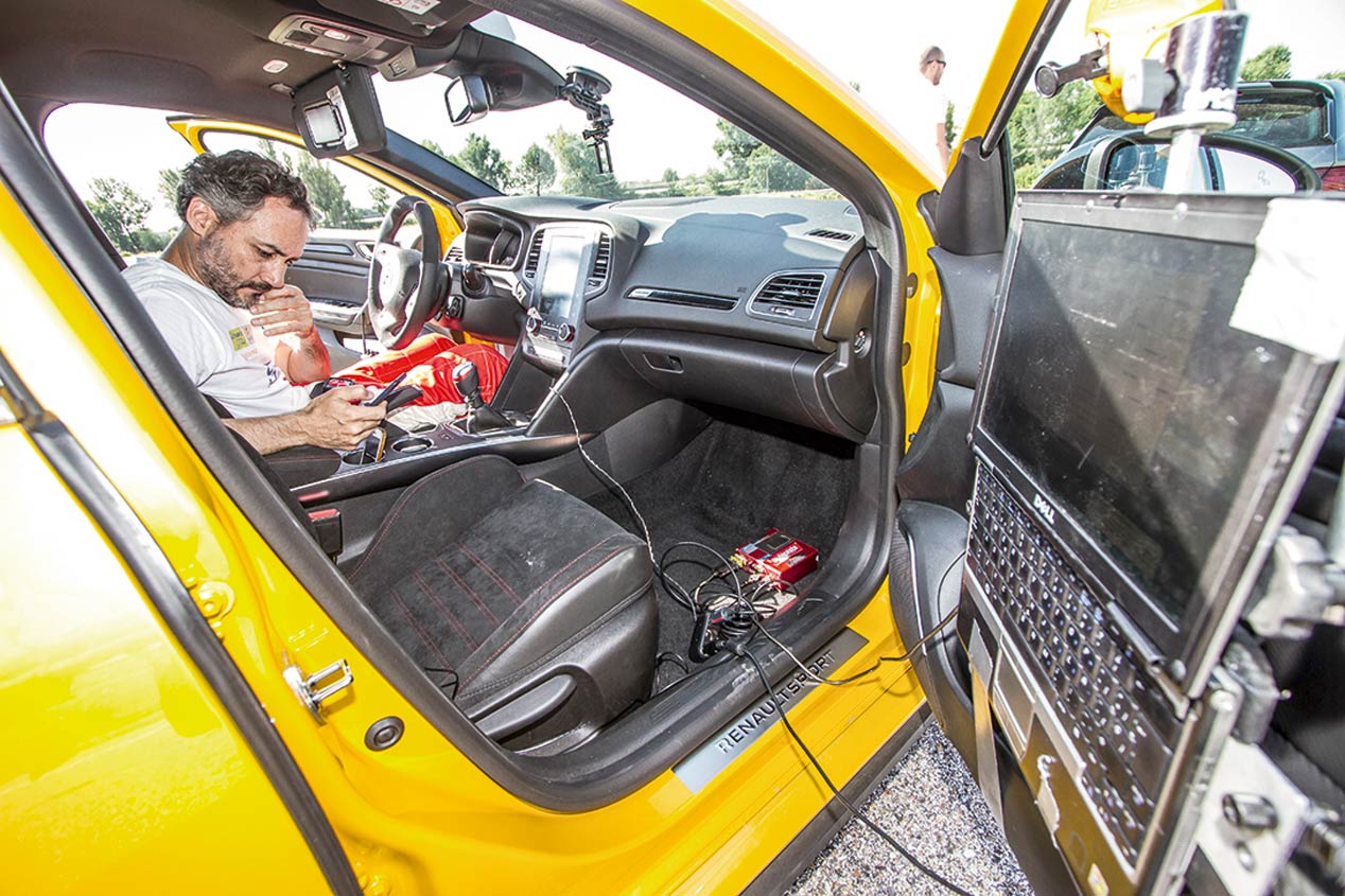 Renault Megane RS frente a Seat León Cupra R: duelo en casa