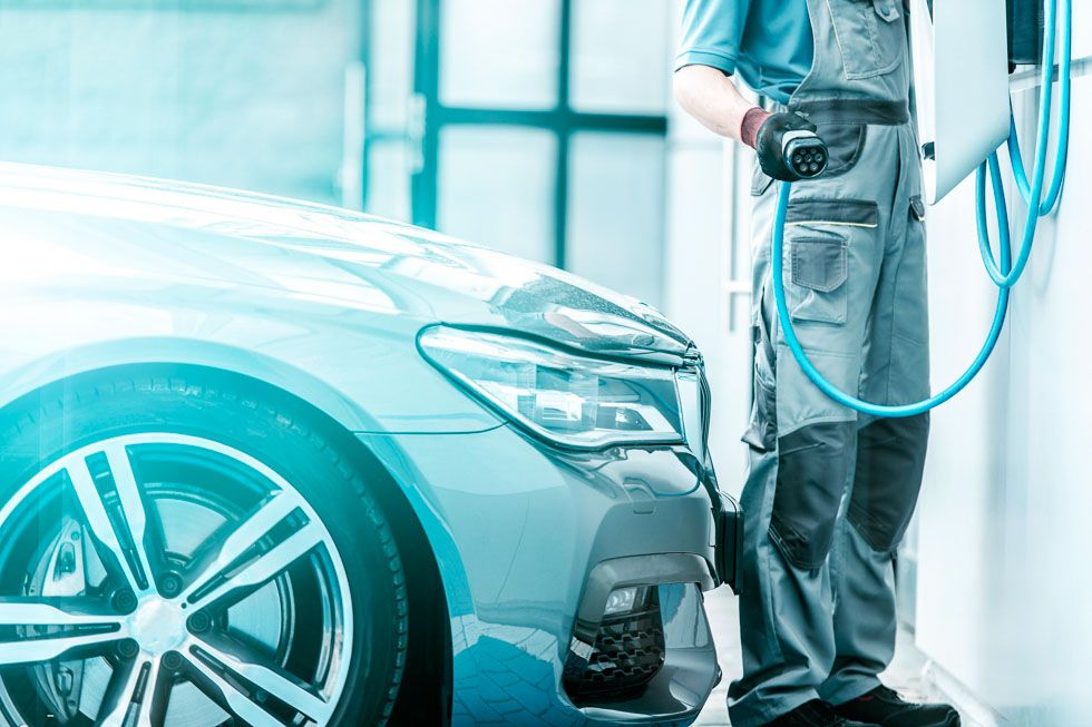 Cómo se tienen que adaptar los talleres a los coches eléctricos e híbridos