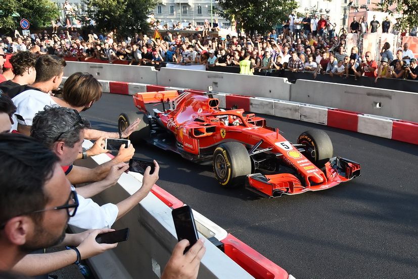 Vettel saludando al público