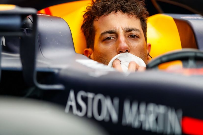 Ricciardo sentado en su Red Bull