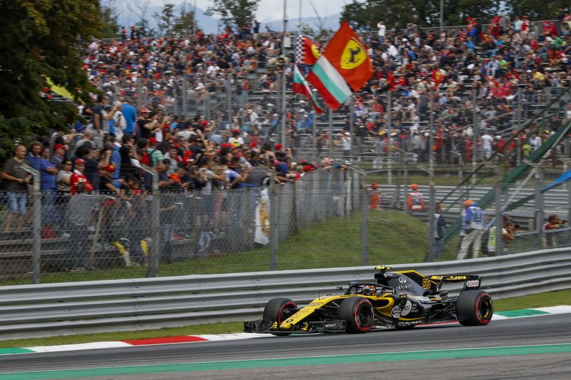 Carlos Sainz en carrera con su Renault R.S.18