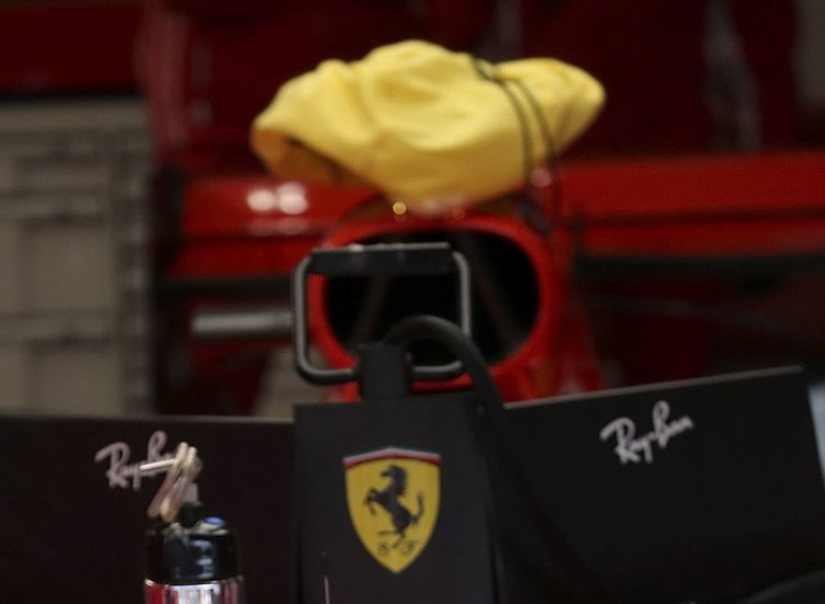 La bolsa amarilla tapando la cámara de uno de los Ferrari