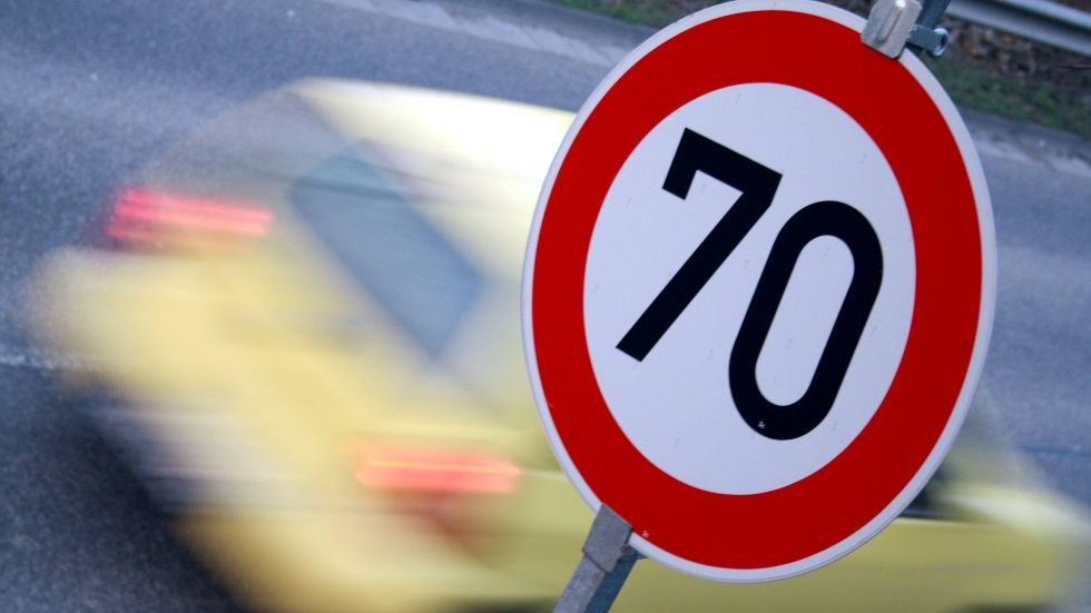 DGT: no superar la velocidad ni al adelantar y sistemas para no excederla