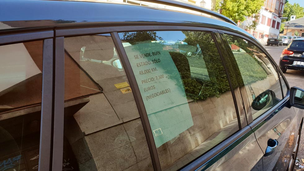 Multas de hasta 1.000 € por poner un cartel de “se vende” en tu coche