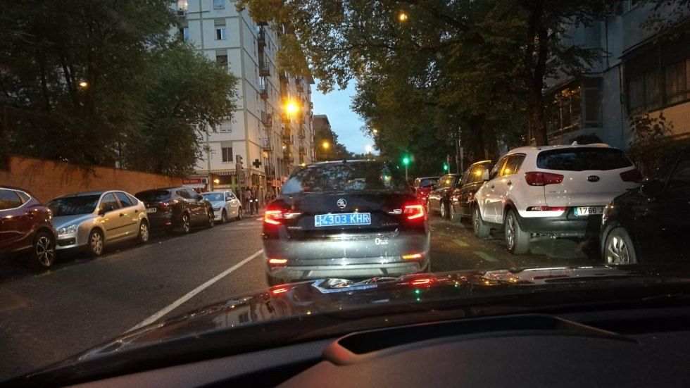 Pronto verás coches con matrícula azul: quiénes están obligados a llevarla