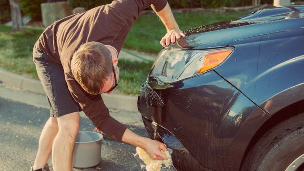Multas de hasta 3.000 € por lavar o limpiar tu coche en la calle
