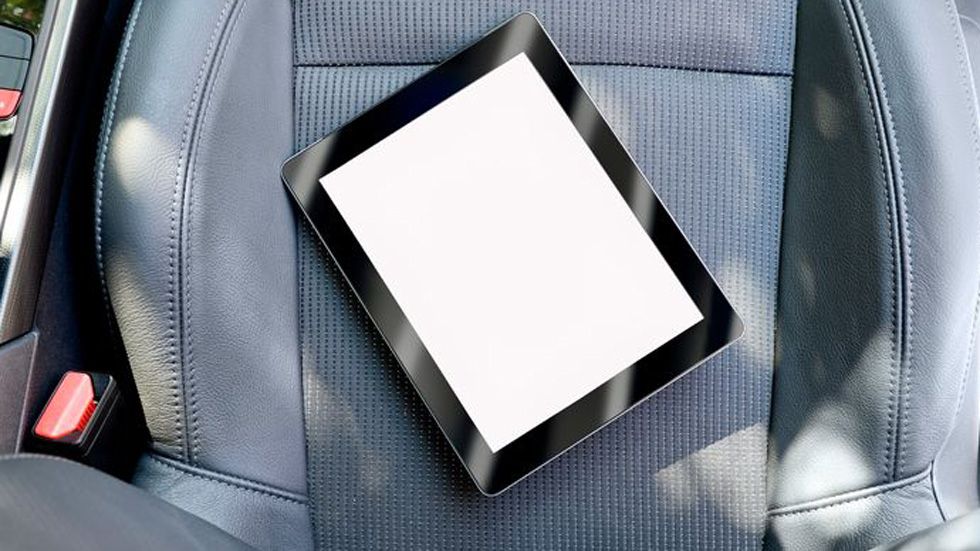 Evita más daños y lesiones por móviles y tablets en el coche: muere una niña