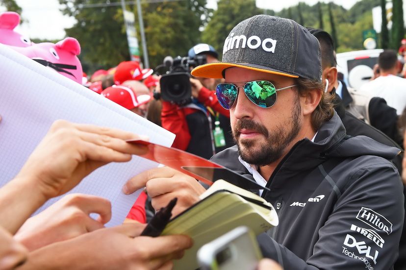 Alonso firmando autógrafos en el pasado GP de Italia