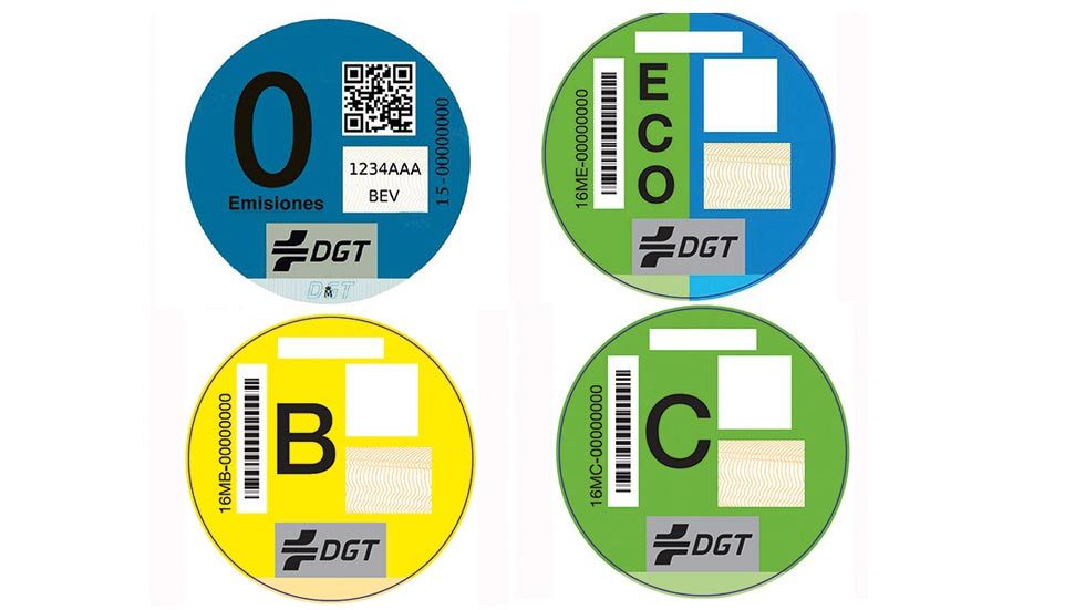 Nuevas etiquetas de la DGT: ya a la venta en las oficinas de Correos