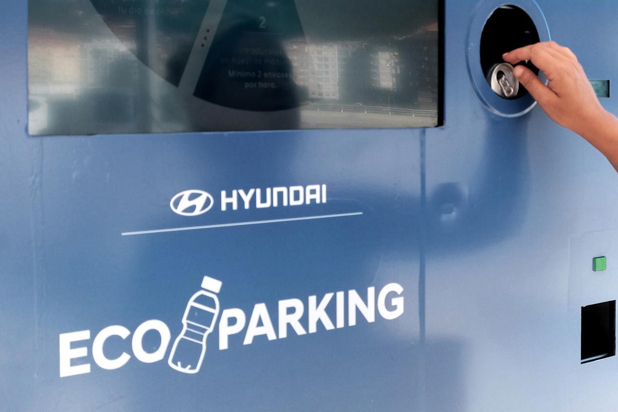 Hyundai crea un parking que se paga reciclando