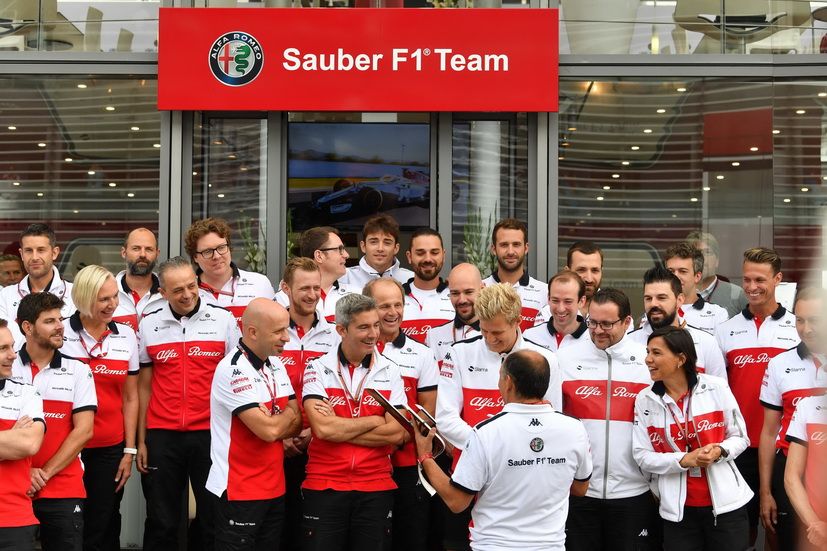 El equipo Sauber homenajeando a Ericsson en su cumpleaños en el pasado GP de Italia