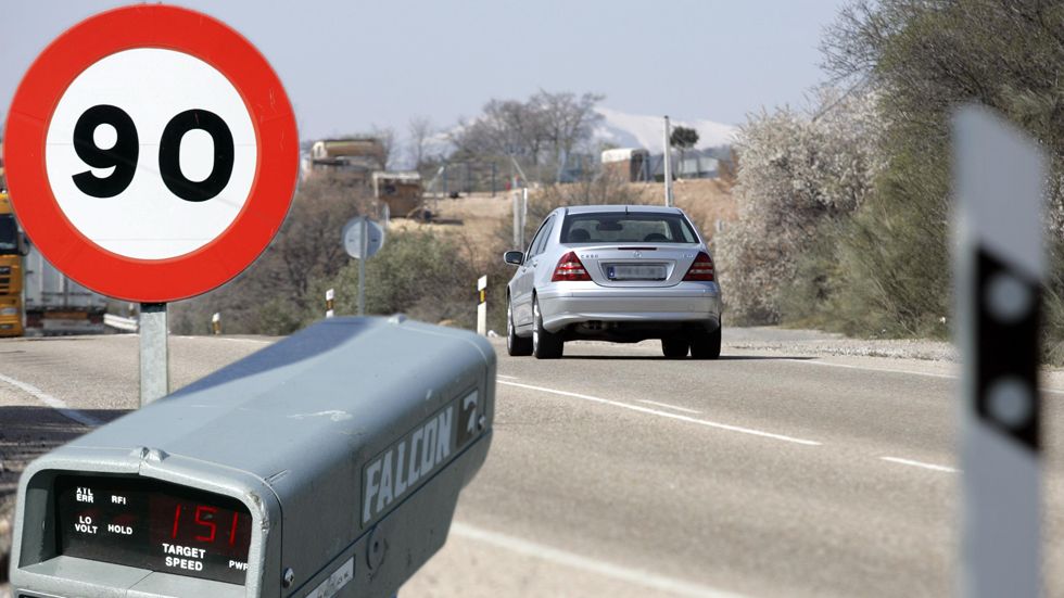 La DGT rebajará los límites en secundarias y pondrá más radares