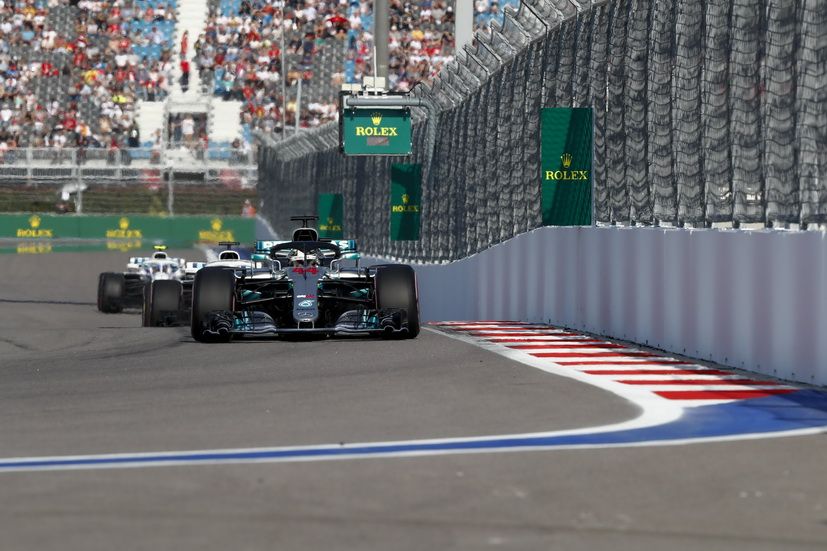 Lewis Hamilton liderando la carrera