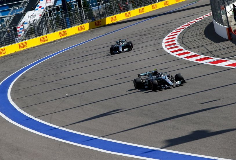 Bottas por delante de Hamilton