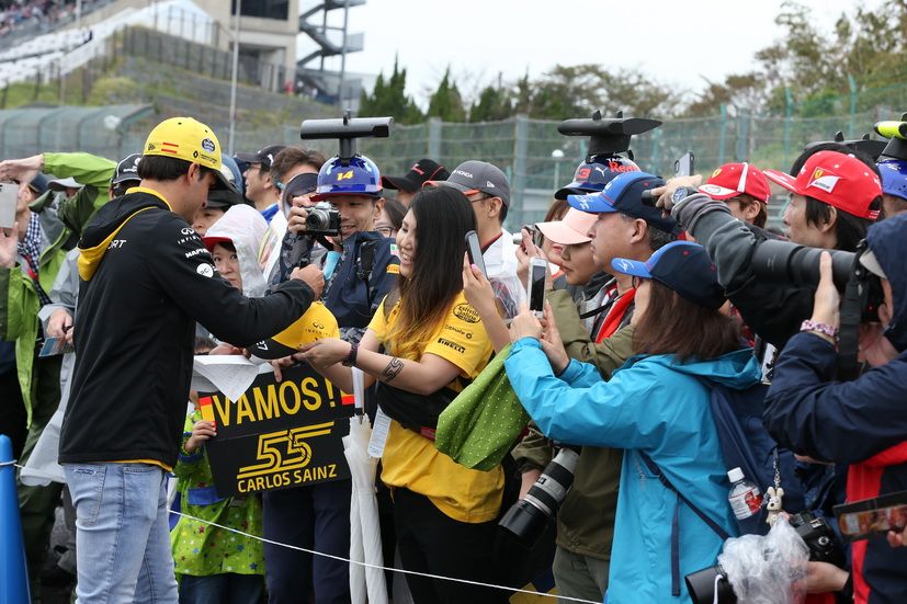 Sainz firmando autógrafos esta mañana