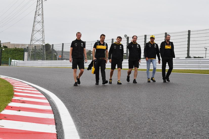Sainz da la vuelta a Suzuka junto a miembros de su equipo