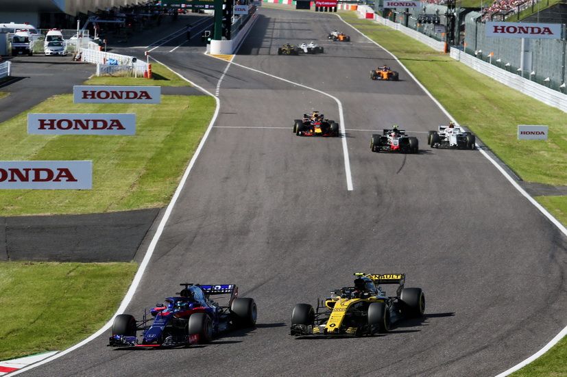 Sainz adelantando a Hartley en carrera