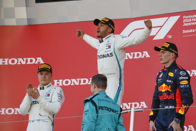 Hamilton celebrando su victoria en el podio de Suzuka