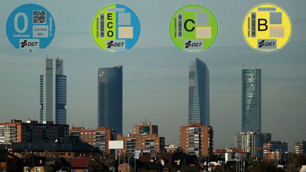 Ya es obligatoria: multas a los coches que no lleven la etiqueta de la DGT
