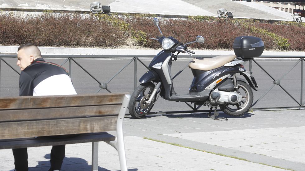 Las motos ya no pueden aparcar en todas las aceras de Madrid: descubre dónde