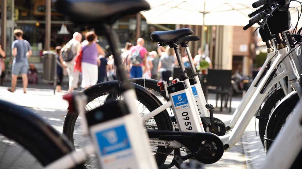Madrid permite girar con semáforo en rojo o circular en sentido contrario: ¿cuándo?