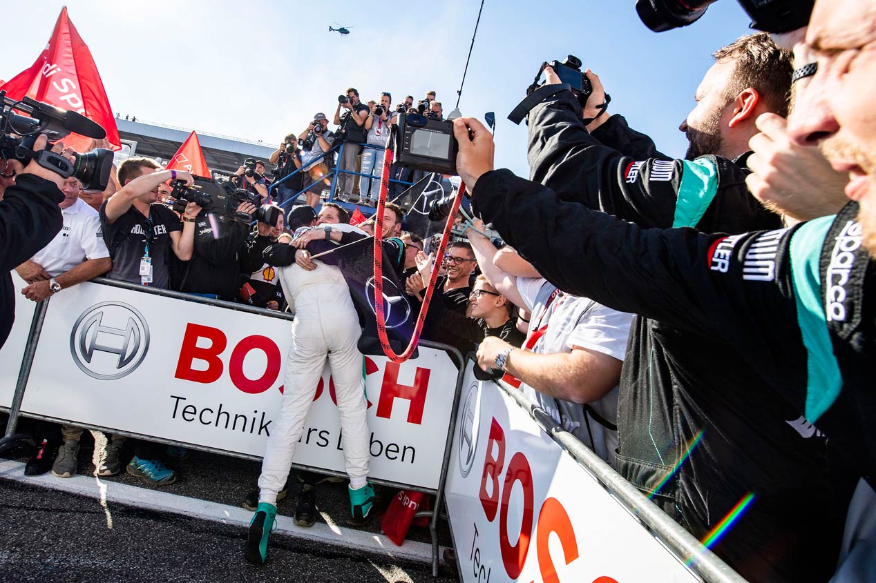 Mercedes se va del DTM por la puerta grande