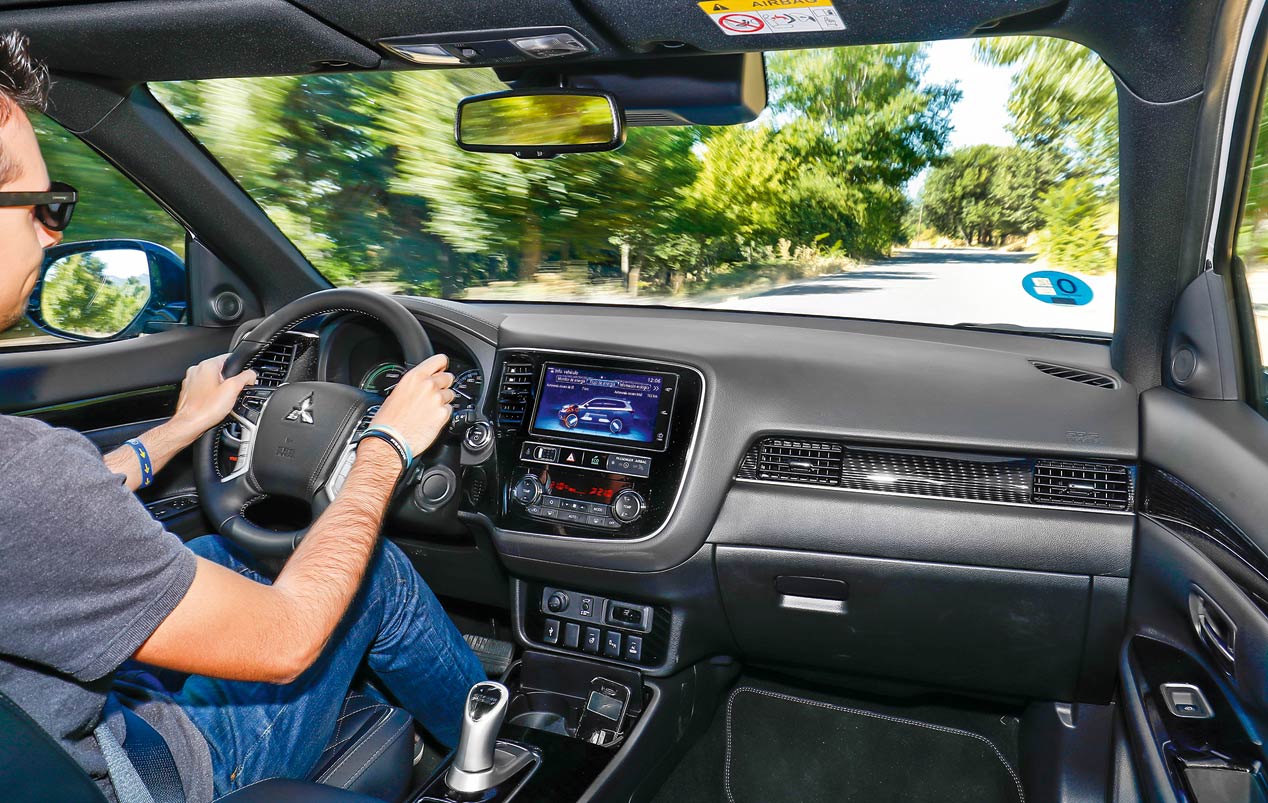 Mitsubishi Outlander PHEV, con la etiqueta "0 emisiones" de la DGT
