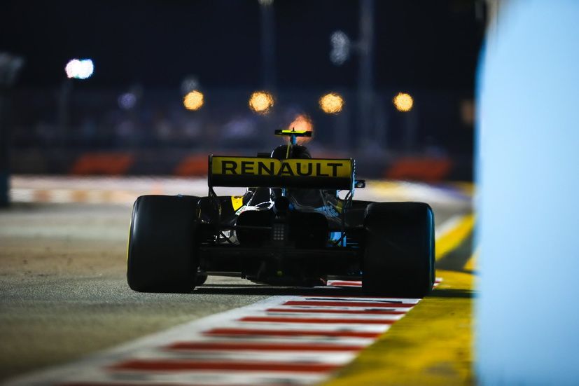 Carlos Sainz en su Renault RS18 en Singapur