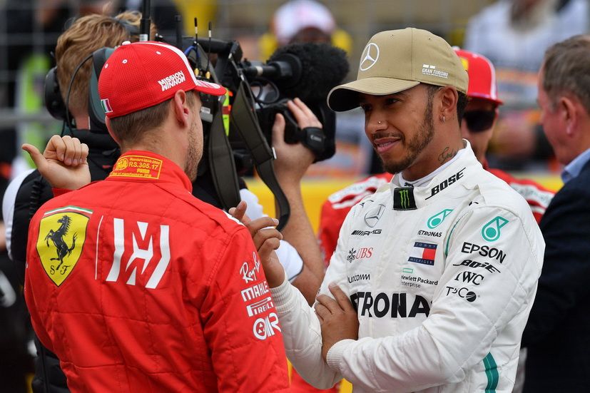 Hamilton hablando con Vettel tras conseguir la pole