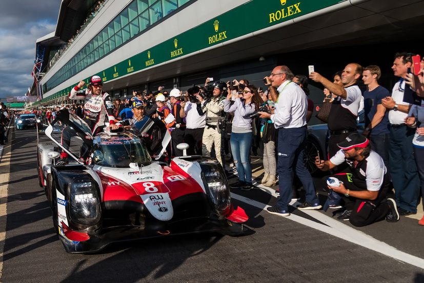 Alonso subido al Toyota celebra la victoria en las 6h de Silverstone