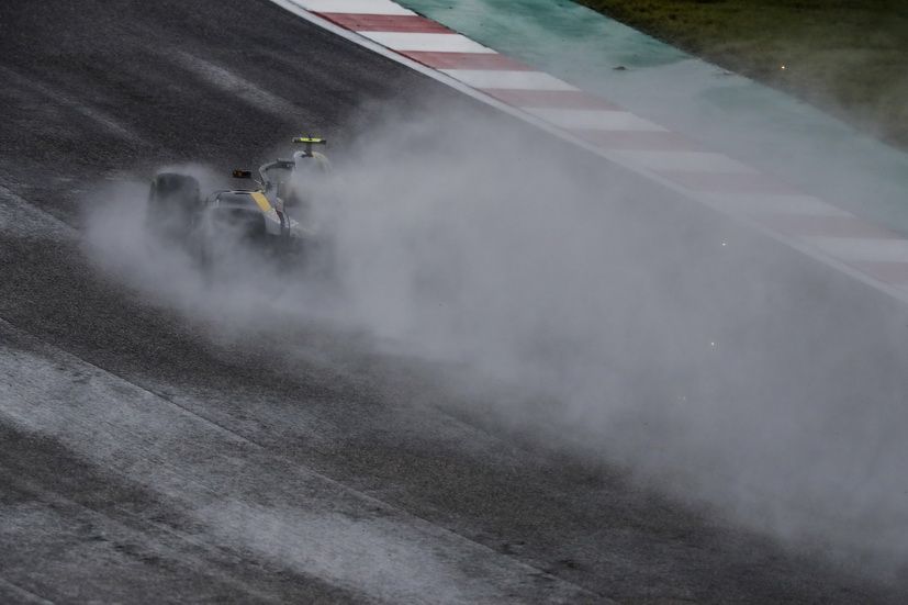 Sainz rodando bajo una intensa lluvia