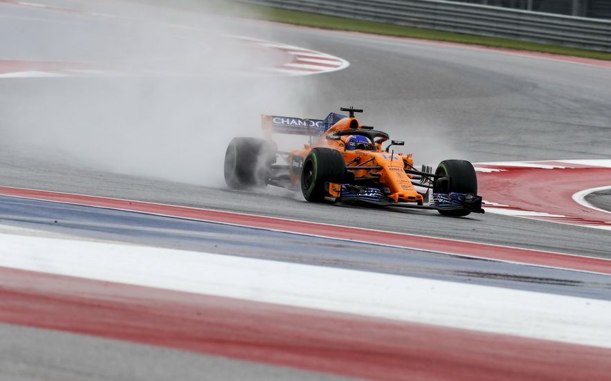 Alonso rodando el viernes bajo la intensa lluvia