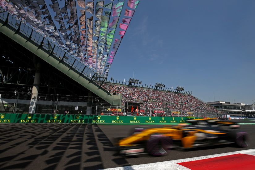 Uno de los Renault pasando por la recta de meta del Autódromo Hermanos Rodríguez