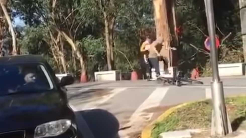Un camionero agrade a dos ciclistas con un martillo por una discusión de tráfico