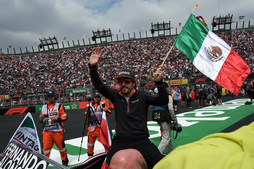 Alonso en el Foro Sol con una bandera de México