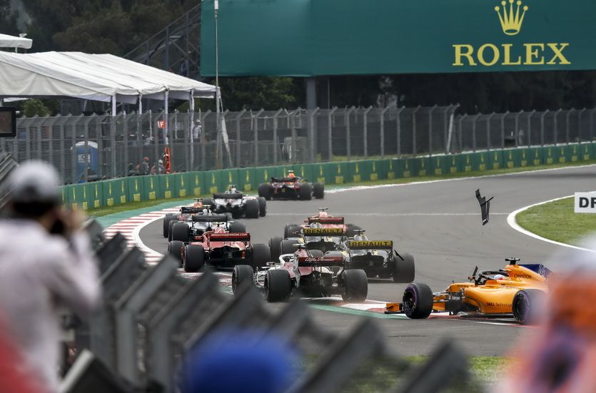 Fernando Alonso en la salida. Se ven volando los trozos del Force India de Ocon