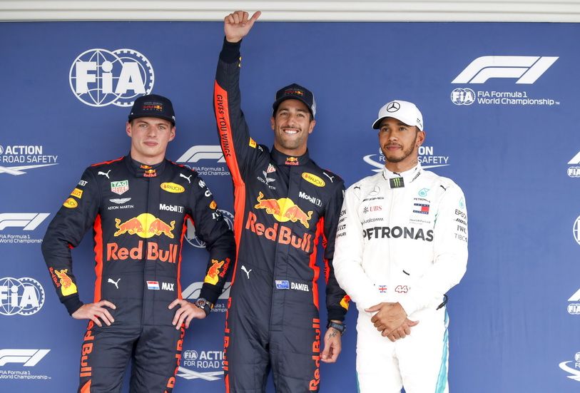 Los tres primeros pilotos en la parrilla: Ricciardo, Verstappen y Hamilton