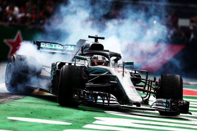 Hamilton también celebró con unos "donuts" su 5º título