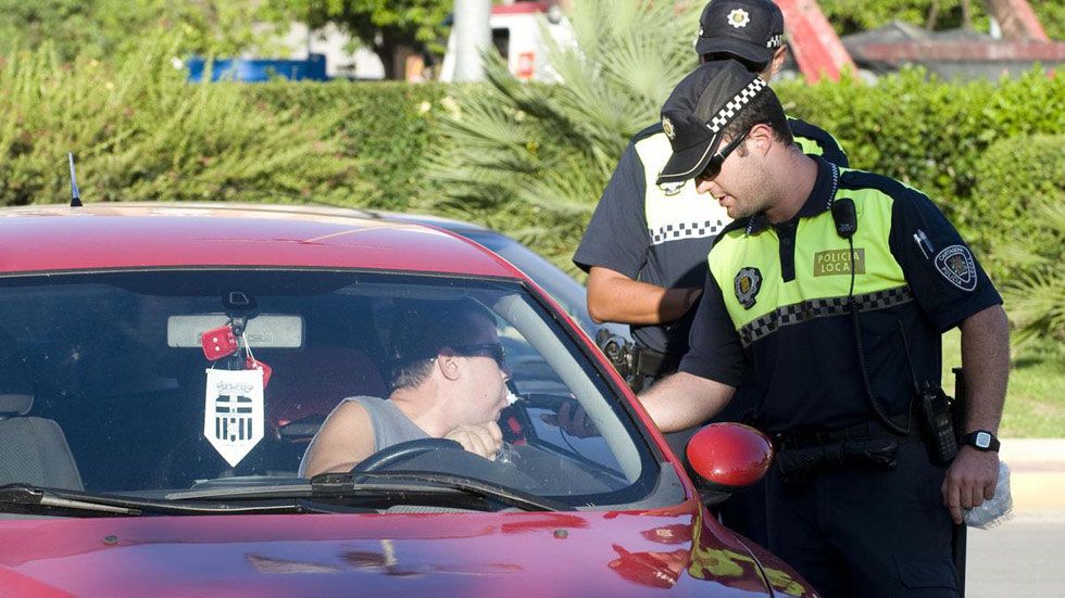 Detienen a un conductor bebido, sin carné, sin seguro, con marihuana…